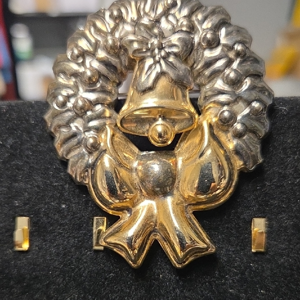 Elegant Gold Wreath Brooch